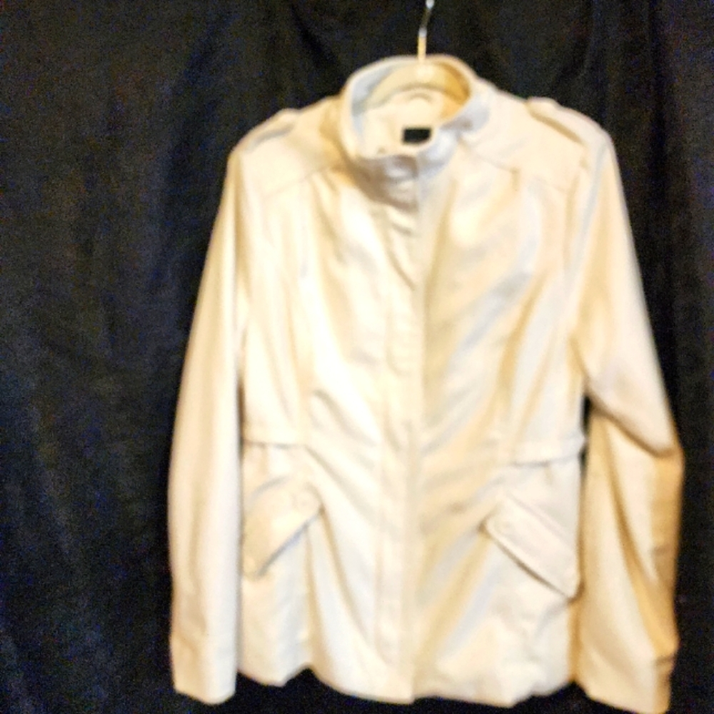 Rampage xl cream jacket with pockets zipper and snaps.
